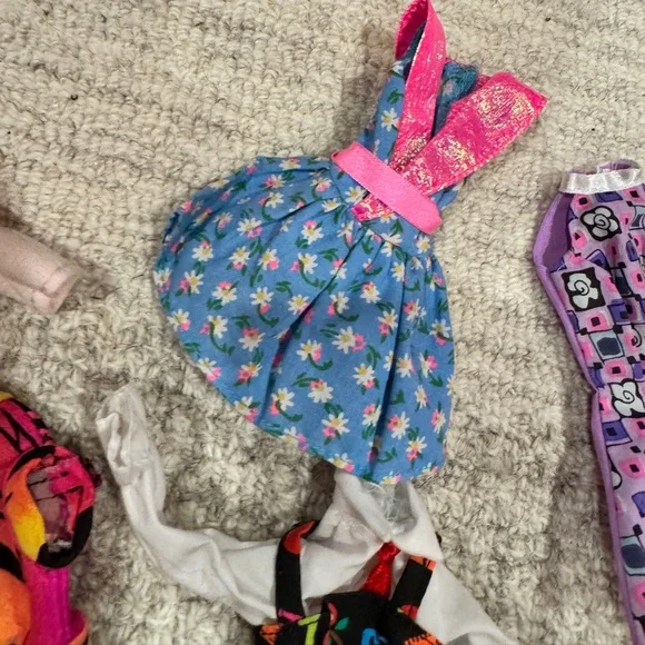 More Barbie clothes! Velvet hooded cape, hangers, scuba suit, vintage dresses.. - Picture 9 of 16